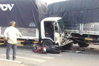 Container lao vào dòng xe đang chờ đèn đỏ gây tai nạn liên hoàn