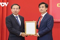 Bí thư Tỉnh ủy Quảng Ninh Nguyễn Xuân Ký trao quyết định cho Tân Bí thư Thành ủy Cẩm Phả Nguyễn Anh Tú.