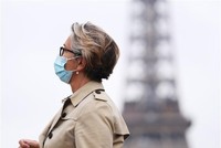 Người dân đeo khẩu trang phòng dịch COVID-19 tại Paris, Pháp ngày 23/10/2020. (Nguồn: THX/TTXVN).