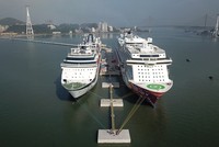 Du thuyền quốc tế cập Cảng tàu khách quốc tế Hạ Long.