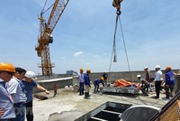 Đơn vị tháo dỡ cắt xong một ô sàn tầng 18 tòa nhà 8B Lê Trực. (Ảnh Mạnh Khánh/TTXVN).