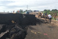 Đường mới làm xong, chưa bàn giao đã bị sạt lở nghiêm trọng.