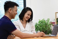 Không ít nhà đầu tư mới lãi cao và nạp thêm tiền vào tài khoản để giao dịch. Ảnh: Dũng Minh