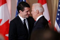 Ông Justin Trudeau (trái) và ông Joe Biden. Ảnh: Reuters.