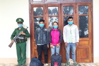 Ba đối tượng bị bắt giữ khi nhập cảnh trái phép. (Ảnh: Xuân Tư/TTXVN).