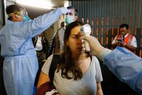 Sân bay quốc tế tại Peru kiểm tra thân nhiệt hành khách trên chuyến bay đến từ Tây Ban Nha ngày 12/3. Ảnh: AFP.