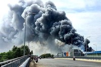 Cột khói từ đám cháy bốc cao hàng trăm mét. (Ảnh: Linh Sơn/TTXVN).