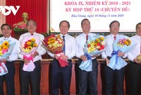 Ông Trần Văn Huyến (thứ hai từ phải qua) và ông Đồng Văn Thanh (bìa trái) nhận hoa chúc mừng.