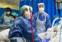 Điều trị bệnh nhân Covid-19 tại Anh. Ảnh: Guardian.