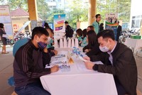 Người lao động tìm hiểu các vị trí việc làm tại phiên giao dịch việc làm.