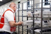 Nhân viên bầu cử kiểm phiếu bầu Tổng thống Mỹ được gửi qua thư. (Nguồn: Reuters/TTXVN).