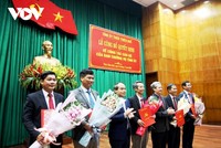 Ông Lê Trường Lưu, Bí thư Tỉnh ủy Thừa Thiên Huế (thứ 3 từ phải sang) và Phó Bí thư Thường trực Tỉnh ủy Nguyễn Quốc Đoàn trao các quyết định và tặng hoa chúc mừng các cán bộ được phân công, bổ nhiệm.