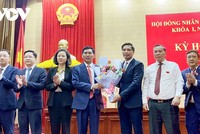 Lãnh đạo thành phố Hạ Long chúc mừng tân Chủ tịch UBND TP Nguyễn Tiến Dũng (thứ 4 từ trái sang).