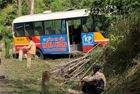 Xe bus mất phanh đâm vào taluy, 6 người bị thương ở Bắc Kạn