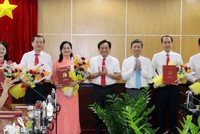 Trao quyết định cho các đồng chí được điều động, bổ nhiệm.