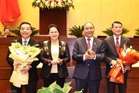Chủ tịch Quốc hội Nguyễn Thị Kim Ngân và Thủ tướng Nguyễn Xuân Phúc tặng hoa chúc mừng ông Chu Ngọc Anh và ông Lê Minh Hưng đã hoàn thành nhiệm vụ Quốc hội giao và chuyển sang đảm nhiệm vị trí công tác mới. (Ảnh: Trọng Đức/TTXVN).
