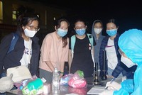 Làm thủ tục tiếp nhận công dân thực hiện cách ly phòng chống Covid-19 tại Trung đoàn 151.