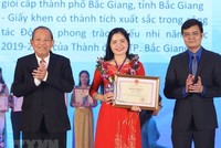 Phó Thủ tướng Thường trực Trương Hòa Bình (bên trái) và Bí thư Trung ương Đoàn, Chủ tịch Trung ương Hội Sinh viên Việt Nam Bùi Quang Huy trao Bằng khen và biểu trưng, tuyên dương 'Nhà giáo trẻ tiêu biểu' cấp Trung ương lần thứ II.(Ảnh: Văn Điệp/TTXVN).