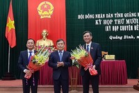 Bí thư Tỉnh ủy Quảng Bình Vũ Đại Thắng (giữa) tặng hoa chúc mừng tân Chủ tịch UBND tỉnh (phải) và tân Chủ tịch HĐND tỉnh Quảng Bình (trái).