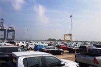 Bất chấp đại dịch gây tác động suy giảm kinh tế, người Việt vẫn bỏ hàng tỷ USD để mua xe nhập về sử dụng.