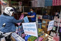 Người dân đeo khẩu trang phòng lây nhiễm COVID-19 tại Phnom Penh, Campuchia. (Ảnh: AFP/TTXVN),