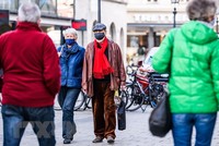 Người dân đeo khẩu trang phòng lây nhiễm COVID-19 tại Munich. (Ảnh: THX/TTXVN).