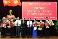Lãnh đạo Thành ủy Đà Nẵng trao quyết định và tặng hoa chúc mừng các Uỷ viên Ban Thường vụ được phân công nhiệm vụ mới.