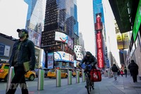 Người dân đeo khẩu trang phòng lây nhiễm COVID-19 tại New York, Mỹ, ngày 18/11/2020. (Ảnh: THX/TTXVN).