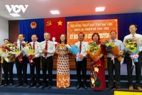 Ông Lữ Văn Hùng- Ủy viên Trung ương Đảng- Bí thư Tỉnh ủy Bạc Liêu và bà Lê Thị Ái Nam- Phó Bí thư Thường trực Tỉnh ủy, Chủ tịch HĐND tỉnh Bạc Liêu tặng hoa chúc mừng ông Phạm Văn Thiều ( thứ tư từ phải sang)- tân Chủ tịch UBND tỉnh Bạc Liêu và các thành viên khác vừa được bầu vào HĐND và UBND tỉnh.