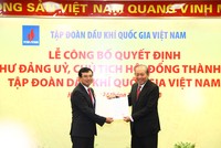 Phó Thủ tướng Thường trực trao quyết định bổ nhiệm Chủ tịch Tập đoàn Dầu khí. Ảnh VGP/Lê Sơn.