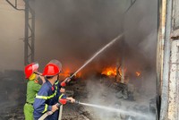 Lực lượng chức năng nỗ lực khống chế đám cháy (ảnh Tr.H).