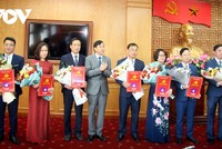 Tặng hoa chúc mừng các cán bộ chủ chốt được điều động, bổ nhiệm.