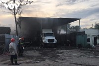 Hiện trường vụ cháy bãi xe ở Quận 9 khiến nhiều ô tô các loại bị thiêu rụi.