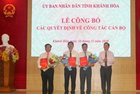 Ông Nguyễn Tấn Tuân - Chủ tịch UBND tỉnh trao Quyết định bổ nhiệm Lãnh đạo các sở ngành.