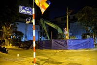 Khu vực gần nơi phát hiện quả bom được khoanh vùng. (Ảnh: Minh Hiếu/Vietnam+).