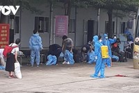 Ngành y tế tỉnh Đồng Nai đã tiến hành xét nghiệm 2 ca F1 liên quan đến BN 1347 và xét nghiệm thêm 296 người khác.