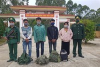 Các đối tượng bị bắt giữ. (Ảnh: Xuân Tiến/TTXVN).