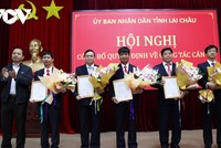 Chủ tịch UBND tỉnh Lai Châu Trần Tiến Dũng trao quyết định và tặng hoa chúc mừng.