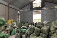 Lực lượng Quản lý thị trường tỉnh Quảng Ninh kiểm tra hàng hóa có dấu hiệu nhập lậu trên địa bàn. (Ảnh: Vietnam+).