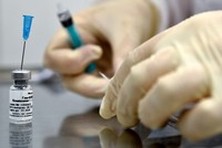 Tiêm chủng vắcxin ngừa COVID-19. (Nguồn: AP).