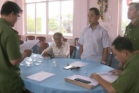 Cơ quan Cảnh sát điều tra Công an tỉnh Bạc Liêu tống đạt quyết định đối với bị can Ngô Chí Dũng (thứ ba, từ phải qua).