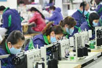 Không ít doanh nghiệp dệt may nhạy bén chuyển đổi cơ cấu sản phẩm, thích ứng với nhu cầu tiêu dùng mùa Covid-19.