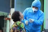 Nhân viên y tế lấy mẫu xét nghiệm. (Ảnh: Đinh Hằng/TTXVN).