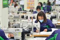 Ngành dệt may tưởng chừng “lao đao” vì dịch nhưng đã có kết quả kinh doanh khả quan nhờ sự linh hoạt của các doanh nghiệp.