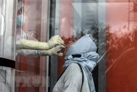 Nhân viên y tế lấy mẫu xét nghiệm COVID-19 tại Medan, Indonesia. (Ảnh: THX/TTXVN).