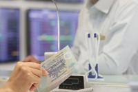 Dòng tiền dịch chuyển liên tục giữa các nhóm cổ phiếu ngân hàng, thép, xây dựng, dầu khí… Ảnh: Dũng Minh.