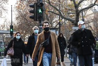 Người dân đeo khẩu trang phòng lây nhiễm COVID-19 tại Berlin, Đức, ngày 27/11/2020. (Ảnh: THX/TTXVN).