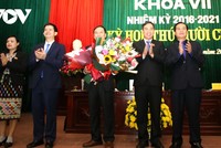 Ông Lê Quang Chiến (người cầm hoa ở giữa) được bầu giữ chức Phó Chủ tịch Hội đồng nhân dân tỉnh Quảng Trị.