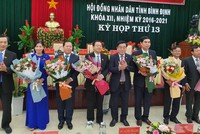 Ông Nguyễn Thanh Tùng, nguyên Bí thư Tỉnh ủy, Chủ tịch HĐND tỉnh Bình Định tặng hoa các cán bộ mới được bầu.