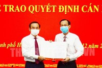 Ông Nguyễn Văn Nên (trái) trao quyết định.